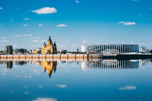 Nizhny Novgorod, Rusya'daki stadyum ve Alexander Nevsky Katedrali'nin panoramik manzarası