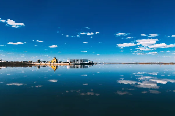 Nizhny Novgorod, Rusya'daki stadyum ve Alexander Nevsky Katedrali'nin panoramik manzarası
