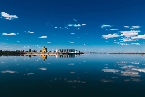 Nizhny Novgorod, Rusya'daki stadyum ve Alexander Nevsky Katedrali'nin panoramik manzarası