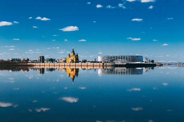 Nizhny Novgorod, Rusya'daki stadyum ve Alexander Nevsky Katedrali'nin panoramik manzarası