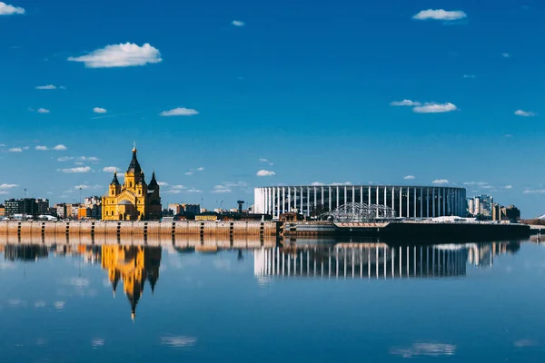 Nizhny Novgorod, Rusya'daki stadyum ve Alexander Nevsky Katedrali'nin panoramik manzarası