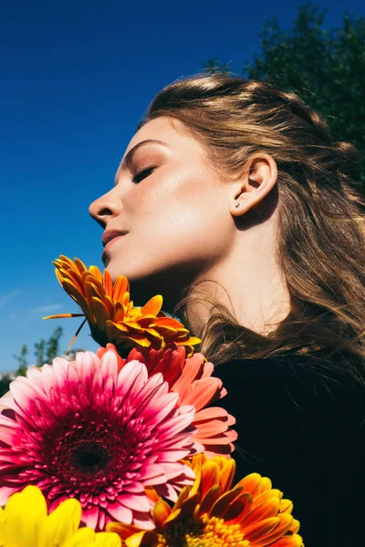 Elegante Vrouw Zwarte Jurk Poseren Met Frisse Kleurrijke Boeket Van — Stockfoto