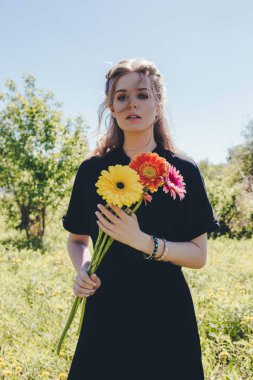 Gerberas taze renkli buket ile poz siyah elbisezarif kadın