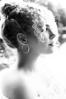 saç modeli kıvırcık saçlı genç ihale kadın Yan görünüm portresi 