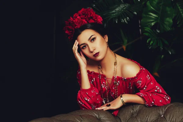 Frida Kahlo tarzında şık elbise ve kafasına kırmızı çelenk esmer kadın Portresi