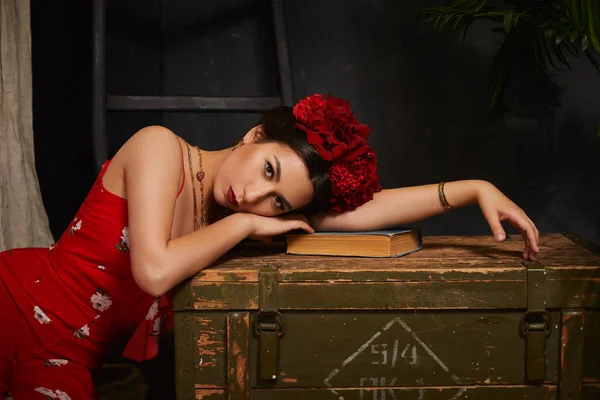 Brunette Vrouw Met Rode Krans Hoofd Frida Kahlo Stijl Leunend — Stockfoto