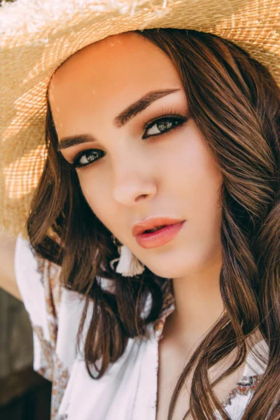 Hasır şapkalı genç şık kadının yakın görüş portresi