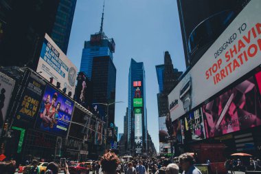 New York, ABD'de renkli Times Meydanı'nın manzara görünümü