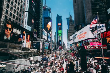 New York, ABD'de renkli Times Meydanı'nın manzara görünümü