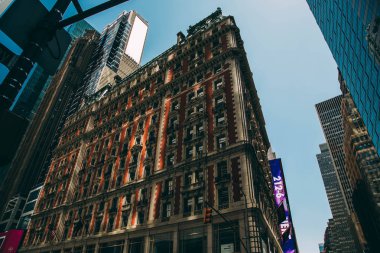 Manhattan, New York, ABD'nin finans bölgesindeki binaların düşük açılı görünümü