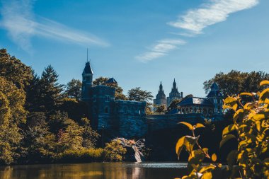 Central Park gotik Belvedere Kalesi'nin manzara manzarası, New York, ABD