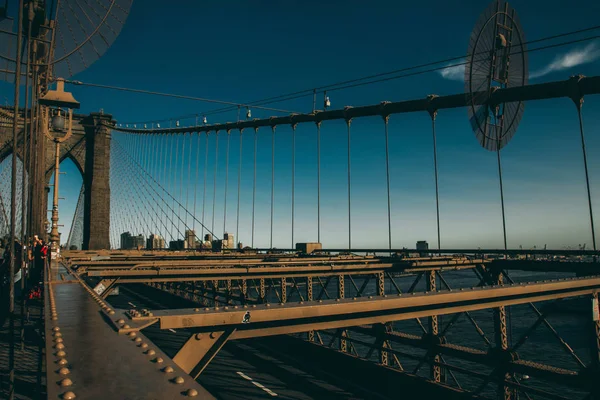 Gün batımı ışığında Brooklyn Köprüsü detaylarının manzara görünümü, New York, ABD
