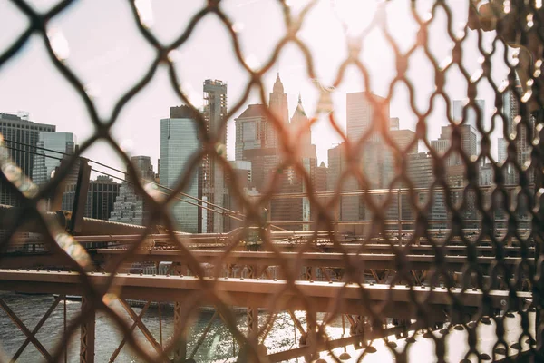Brooklyn Köprüsü'nün grater ile gün batımında Manhattan Manzara görünümü, New York, Abd