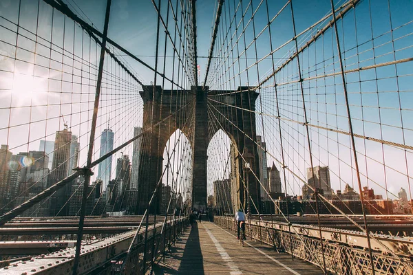 Gün batımı ışığında Brooklyn Köprüsü detaylarının manzara görünümü, New York, ABD