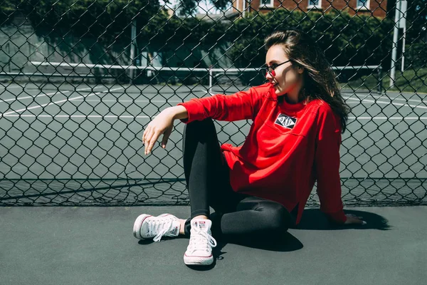 Stylische Junge Frau Rotem Sweatshirt Sitzt Auf Dem Tennisplatz — Stockfoto