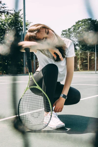 Sportliche Junge Frau Posiert Mit Tennisschläger Auf Tennisplatz — Stockfoto