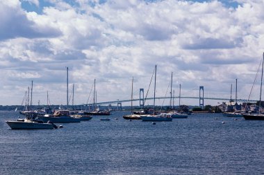 Mavi koydaki yelkenlilerin panoramik manzarası, Castle Hill Deniz Feneri, Newport, Rhode Island, Abd