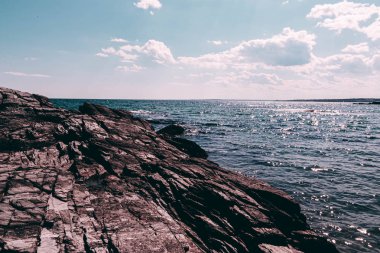 Newport, Rhode Island, ABD'de dalgalı mavi okyanusun manzara manzarası
