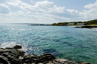 Newport, Rhode Island, ABD'de dalgalı mavi okyanusun manzara manzarası