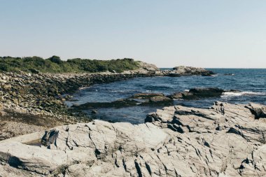 Newport, Rhode Island, ABD'de dalgalı mavi okyanusun manzara manzarası
