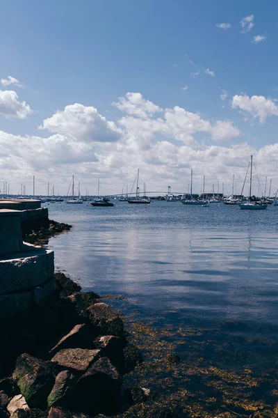 Mavi koydaki yelkenlilerin panoramik manzarası, Castle Hill Deniz Feneri, Newport, Rhode Island, Abd