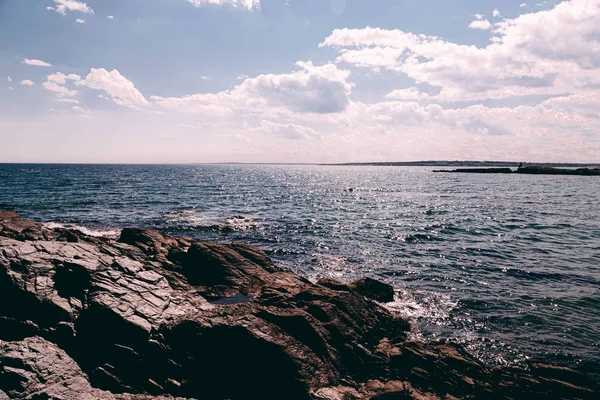 Newport, Rhode Island, ABD'de dalgalı mavi okyanusun manzara manzarası