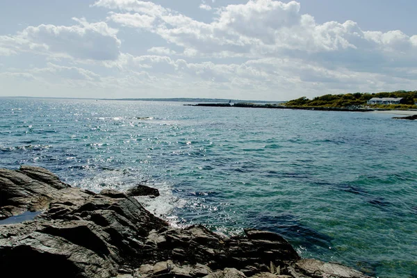 Newport, Rhode Island, ABD'de dalgalı mavi okyanusun manzara manzarası