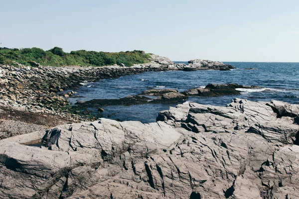 Newport, Rhode Island, ABD'de dalgalı mavi okyanusun manzara manzarası