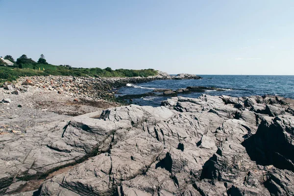 ニューポート ロードアイランド アメリカの波状の青い海の景色 — ストック写真