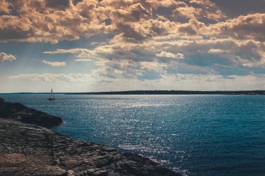 Castle Hill Deniz Feneri mavi koyun panoramik görünümü, Newport, Rhode Island, Abd