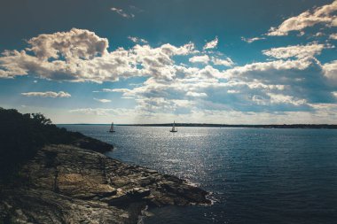 Mavi koydaki yelkenlilerin panoramik manzarası, Castle Hill Deniz Feneri, Newport, Rhode Island, Abd