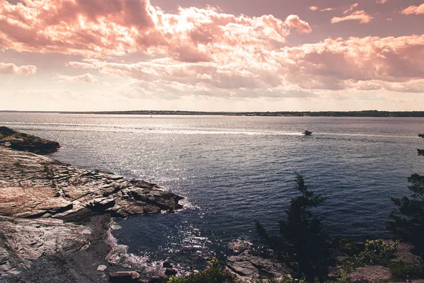 Newport yakınlarındaki mavi okyanus suyunun panoramik manzarası, Rhode Island, ABD