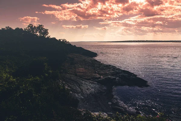 キャッスルヒル灯台の青い湾のパノラマビュー ニューポート ロードアイランド アメリカ — ストック写真