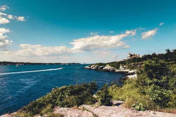 Castle Hill Deniz Feneri mavi koyun panoramik görünümü, Newport, Rhode Island, Abd