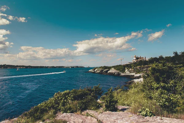 キャッスルヒル灯台の青い湾のパノラマビュー ニューポート ロードアイランド アメリカ — ストック写真