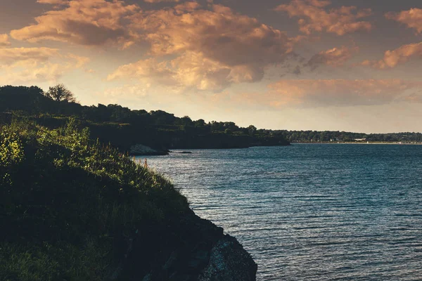 ニューポート ロードアイランド アメリカの緑の岩の海岸の風景 — ストック写真