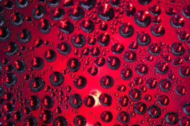  Su cam arka plan üzerinde kırmızı damla.