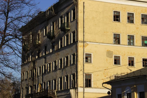 Заброшенное Здание Разбитыми Окнами — стоковое фото