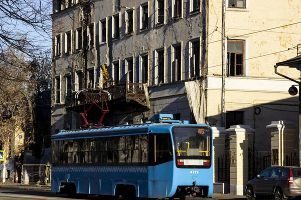 Москва Трамвай Їде Тлі Покинутій Будівлі — стокове фото
