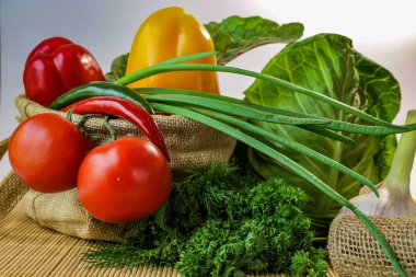 bahçeden taze sebze, vitaminler ve uygun beslenme