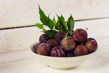 hafif bir arka plan üzerinde erik ile plaka, sağlıklı bir kavram