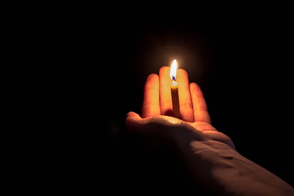 教堂蜡烛在黑暗的背景 宗教节日的女性手 — 图库照片