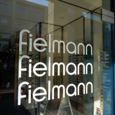 Magdeburg, Almanya - 08 Nisan 2018: - Magdeburg şehir merkezindeki Fielmann gözlükçü bir dalı pencere reklam                               