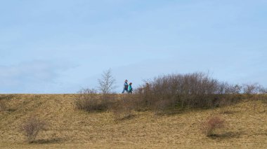 Barleben, Almanya - 11 Mart 2018: Walkers Barleben Magdeburg yakınındaki Mittelland kanalda lezbiyen üzerinde                               