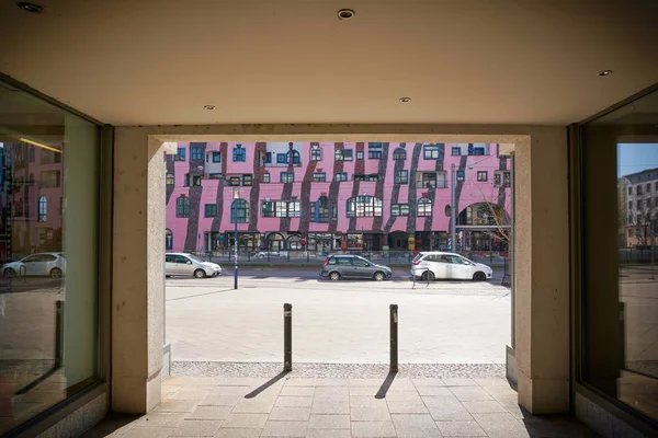 马格德堡 2018年4月08日 从房子的词条在街道和在它之后汉德瓦萨设计大厦在市中心马格德堡的看法 — 图库照片