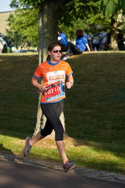 Magdeburg, Almanya 14 Haziran 2018: Katılımcılar 10 Şirket röle Elbauenpark Magdeburg. Birçok Magdeburg şirket çalışanlarının zafer için mücadele ediyoruz.                               
