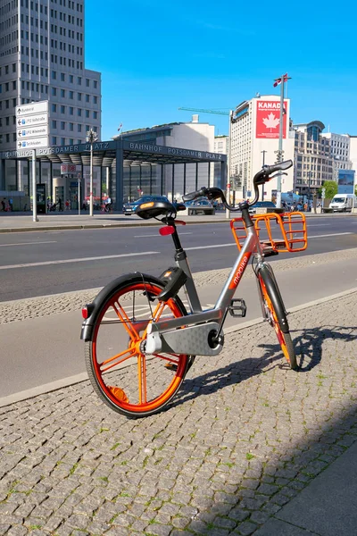 Berlin Alemanha Junho 2018 Aluguel Bicicletas Empresa Chinesa Mobike Potsdamer — Fotografia de Stock