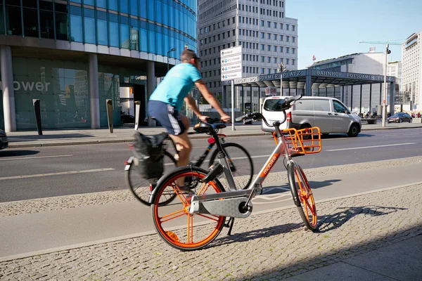 Berlin Alemanha Junho 2018 Aluguel Bicicletas Empresa Chinesa Mobike Potsdamer — Fotografia de Stock