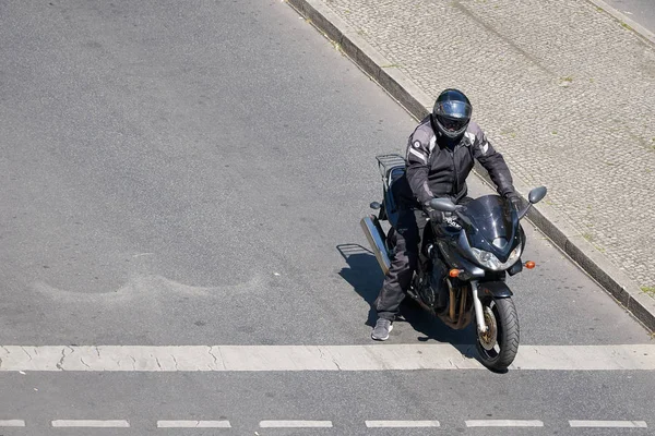 Berlin Alemanha Junho 2018 Motociclista Espera Uma Encruzilhada Centro Cidade — Fotografia de Stock