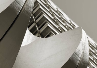 Berlin şehir merkezinde bir dekorasyon olarak giriş alanı içinde beton elemanları ile ofis                         